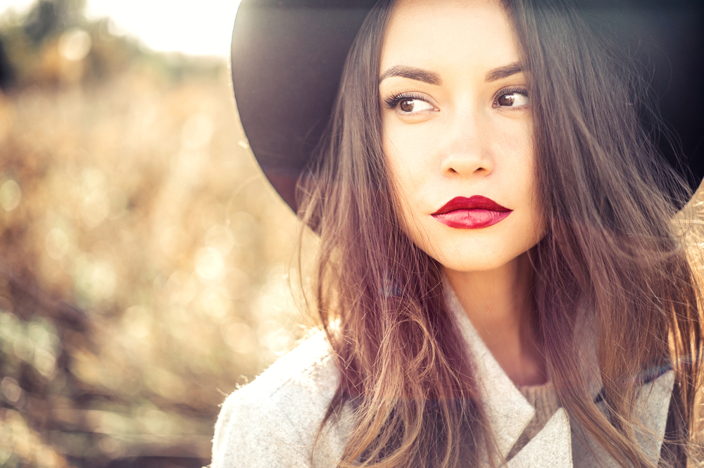 woman in fall hat